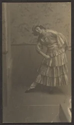 [Kvinnlig dansare]