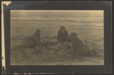 [Figurer som sitter på stranden]