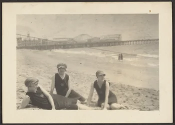 [Figurer på stranden nära Santa Monica Pier]