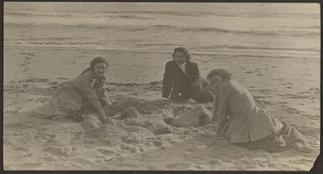 [Figurer på en strand]