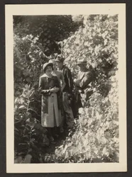[Fleckenstein, Florence, och hennes söner i skogen]