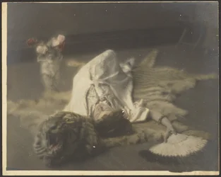Florence liggande på en tigermatta