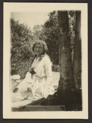 [Florence sitter med hund]