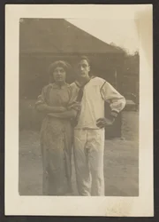 [Florence och ung man i marinuniform]