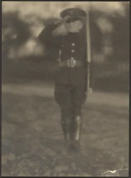 [Liten pojke i uniform]