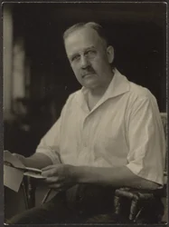 [Man med brev i handen]