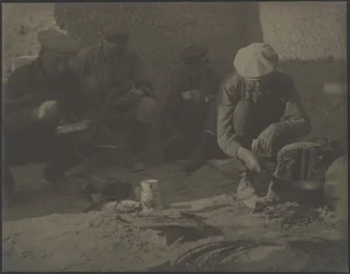 [Män runt lägerelden]
