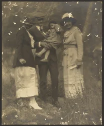 [Porträtt av en familj]