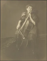 [Porträtt av en kvinna som spelar cello]