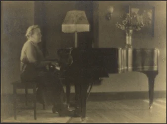 [Porträtt av en kvinna sittande vid pianot]
