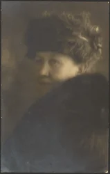 [Porträtt av en kvinna med pälsstola]