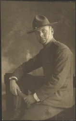 [Porträtt av en ung man i uniform]