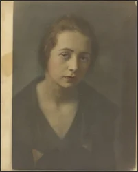 [Porträtt av en ung kvinna med korslagda armar]