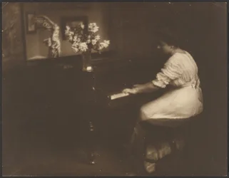 [Kvinna som spelar piano]