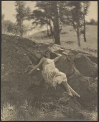 [Kvinna liggande på klippa]
