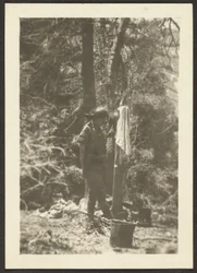 [Kvinna in med hinkar i skogen]