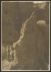 [Unga kvinnor i Rocky Ravine]