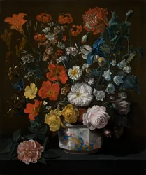 Blommor i en Chantilly vas
