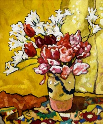 Vas, tulpaner och vita blommor