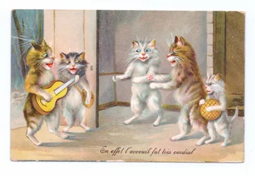 Edwardianskt vykort med en katt som spelar gitarr med tre andra katter och en kattunge, cirka 1910