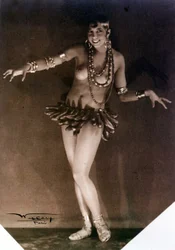 Josephine Baker och bananer. 1920-talet. Fotografi av Lucien Walery (1863-1935).