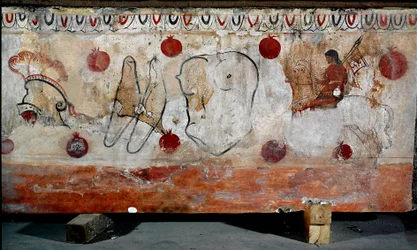 En ryttare och de olika delarna av hans rustning. Lukansk fresk från 4:e århundradet f.Kr., från nekropolen i Paestum, Italien. Museo Nazionale Archeologico, Paestum
