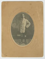 Fotografi av Lucius Harper, Jr. iväg till skolan, ca. 1910.