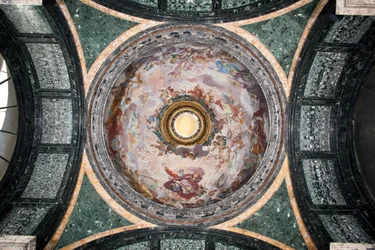 Utsikt över kupolen på Cybo Chapel, fresker dekorerad av Luigi Garzi (1638-1721) (Utsikt över kupolen på Cybo Chapel fresker av Luigi Garzi) Rom Basilica di Santa Maria del Popolo (Kyrkan Santa Maria del Popolo), Cybo Kapell