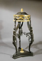 Tripod, brons och förgylld brons, inspirerad av ett romerskt original (brons)