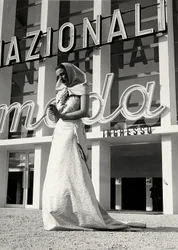 Faʻataʻitaʻiga i le ofu faaipoipo na faia e le couture house "Lamma". O le tusiga o loʻo faʻaalia e se ulu o le monastic style, o loʻo uuina i le ua i se pine susulu i foliga o se fuifui vine. (b/w ata) swed