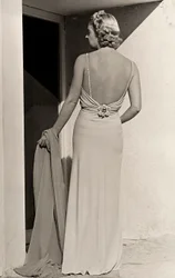 Faʻataʻitaʻiga vaaia mai le pito i tua ofuina ofu afiafi mai le fale couture "Fumach". O le tala e tu