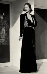 Modellen bär lång aftonklänning av mörk sammet med broderad dekoration, skapad av det italienska couturehuset "Fercioni". (s/v bild)