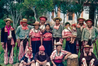 Guatemalanska bybor i traditionella kläder poserar för ett gruppporträtt i Todos Santos C...