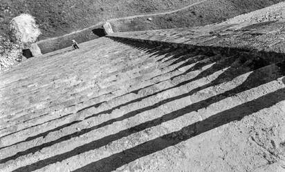 Trappor upp till mayaindianernas monumentala ruin, Chichen Itza-pyramiden. 1936