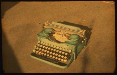 Still life-färgfoto av en skrivmaskin taget med Autochrome LumiÃ¨re och en 35 mm...