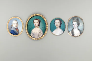 Mrs Arabella Walker-Heneage, född Cope (d. c. 1818), i krämfärgad klänning med spetskant och pälskantad surcoat, pärlor sammanflätade i hennes uppsvepta och krullade hår, himmel och moln bakgrund