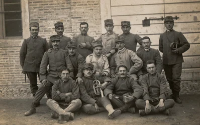 Album "The GM R. Army (första världskriget)": soldater från 36:e infanteriregementet med två trumpetare (s/v foto)