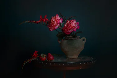 Mörkt blomstilleben