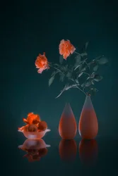 Elegant mörkt blommotiv