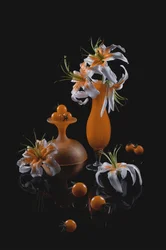 Stilleben med orange liljor