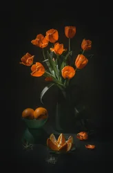 Stilleben med orange tulpaner