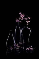 Rosa blommor i mörka vaser