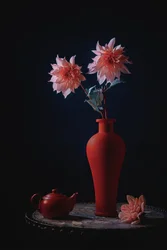 Rosa dahlior, röd vas