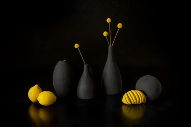 Gula citroner, svarta vaser