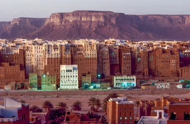 Relativa skyskrapor i öknen i Shibam Hadramawt aka Shibam, södra Jemen, är...