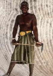 Jemenitisk man håller i en saltplockare i en gammal saltgruva i den antika staden Shabwah ak...