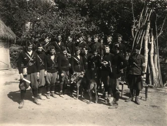 Album "MVSN- Blackshirts": Milisgrupp med dolkmodell 20 år (s/v foto)