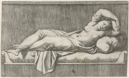 Cleopatra halvnaken liggandes på sängen