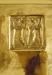 Möbler designade för No. 120 Mains Street, Glasgow, Repousse metallplatta ursprungligen ovanför eldstaden, ca 1900 (metall)