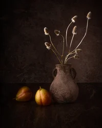 Mörka päron och blommor